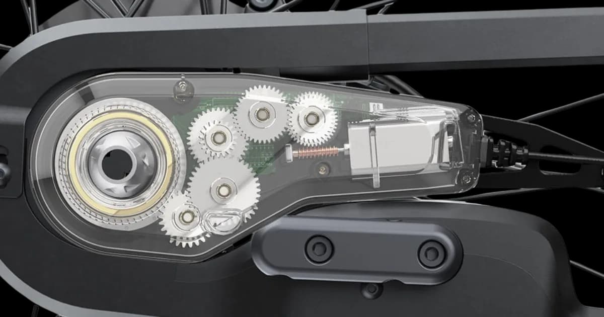 A cutaway of the VanMoof e-shifter: the gears and the electronics inside the chain guard.